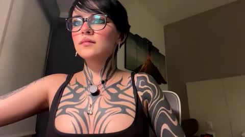 Snapshot of abril__colen chatting on April 6, 4:32 am April online show from April 6, 4:32 am