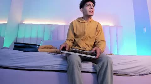 Abril and Julian online show from June 10, 11:42 am