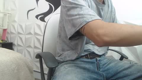 Snapshot of adam_evehotroom chatting on February 7, 8:42 pm adam_evehotroom online show from February 7, 8:42 pm