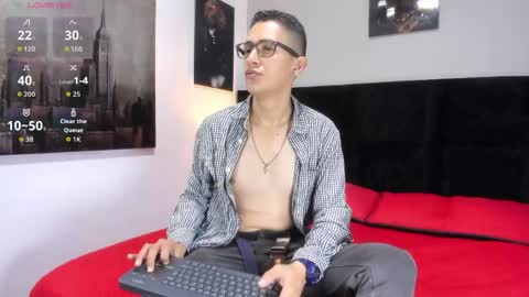 adam_walker_1 online show from May 12, 3:31 pm