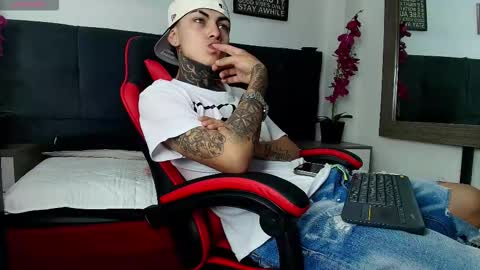 Snapshot of adamswalkerr_ chatting on February 16, 12:34 pm AdamsWalkerr online show from February 16, 12:34 pm