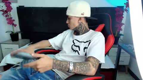 Snapshot of adamswalkerr_ chatting on February 17, 12:23 pm AdamsWalkerr online show from February 17, 12:23 pm