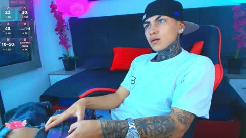 Snapshot of adamswalkerr_ chatting on February 23, 12:13 pm AdamsWalkerr online show from February 23, 12:13 pm