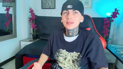 Snapshot of adamswalkerr_ chatting on February 26, 12:15 pm AdamsWalkerr online show from February 26, 12:15 pm