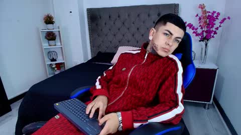 Snapshot of adamswalkerr_ chatting on March 17, 12:08 pm AdamsWalkerr online show from March 17, 12:08 pm