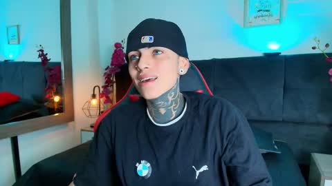 Snapshot of adamswalkerr_ chatting on March 19, 1:04 pm AdamsWalkerr online show from March 19, 1:04 pm