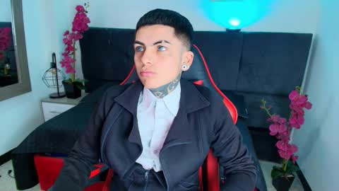 Snapshot of adamswalkerr_ chatting on March 20, 1:05 pm AdamsWalkerr online show from March 20, 1:05 pm