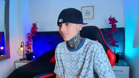 Snapshot of adamswalkerr_ chatting on March 26, 12:55 pm AdamsWalkerr online show from March 26, 12:55 pm