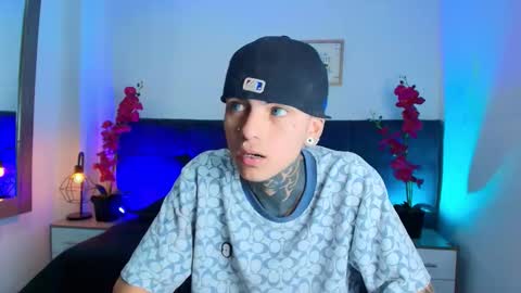 Snapshot of adamswalkerr_ chatting on March 27, 1:22 pm AdamsWalkerr online show from March 27, 1:22 pm