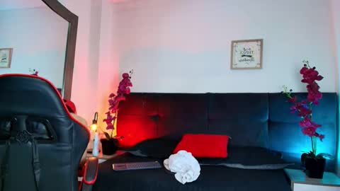 Snapshot of adamswalkerr_ chatting on March 28, 1:00 pm AdamsWalkerr online show from March 28, 1:00 pm