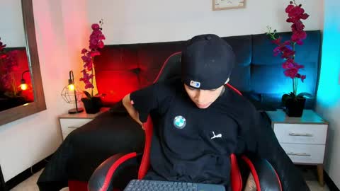 Snapshot of adamswalkerr_ chatting on March 30, 12:28 pm AdamsWalkerr online show from March 30, 12:28 pm