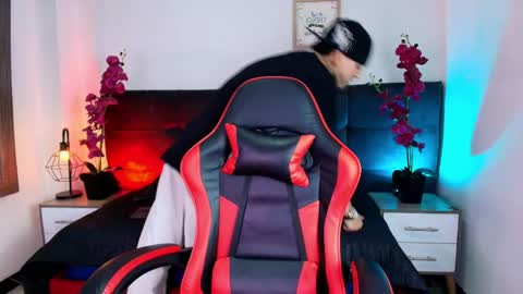 Snapshot of adamswalkerr_ chatting on March 31, 12:49 pm AdamsWalkerr online show from March 31, 12:49 pm