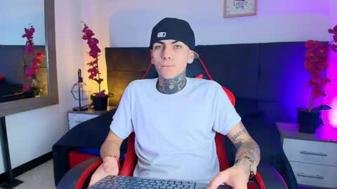 Snapshot of adamswalkerr_ chatting on April 7, 12:38 pm AdamsWalkerr online show from April 7, 12:38 pm