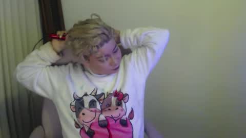 Snapshot of adan_romanoff chatting on February 10, 8:29 am adan_romanoff online show from February 10, 8:29 am