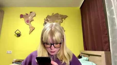 Lesly online show from June 8, 7:03 pm