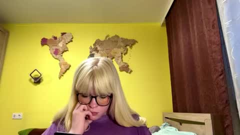 Lesly online show from June 9, 5:57 pm