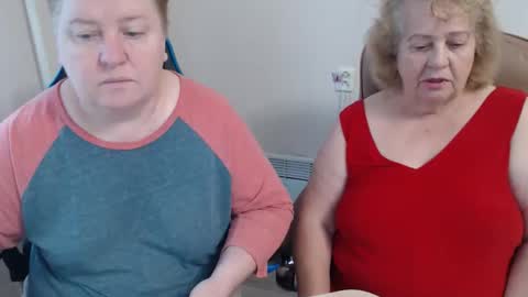 Snapshot of adelandsofia chatting on December 2, 9:03 am AdelAndSofia online show from December 2, 9:03 am