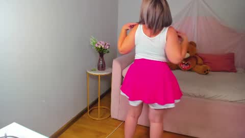 AdeleRavelle online show from July 7, 6:47 am