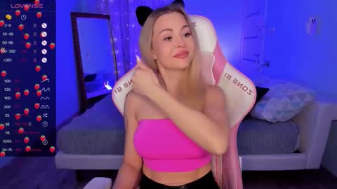 Snapshot of adeleroberts chatting on December 4, 2:10 am Adele online show from December 4, 2:10 am