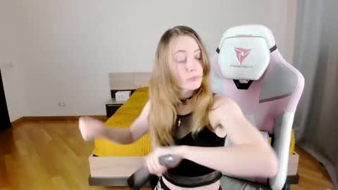 Snapshot of adelina_cowell chatting on September 21, 11:34 am Adelina online show from September 21, 11:34 am