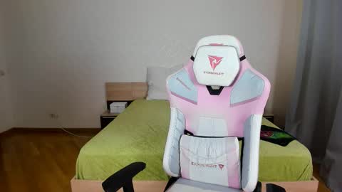 Snapshot of adelina_cowell chatting on November 29, 9:34 am Adelina online show from November 29, 9:34 am