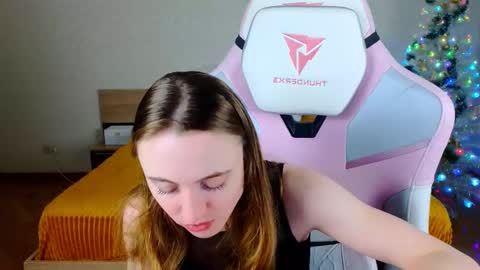 Snapshot of adelina_cowell chatting on December 22, 9:28 am Adelina online show from December 22, 9:28 am