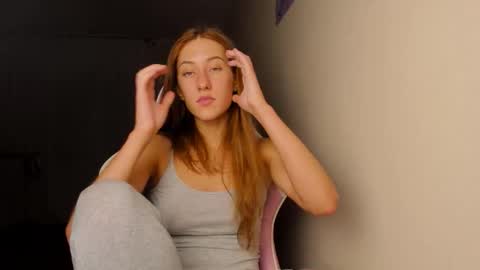 Snapshot of adellqueen chatting on December 18, 10:38 pm Adell online show from December 18, 10:38 pm