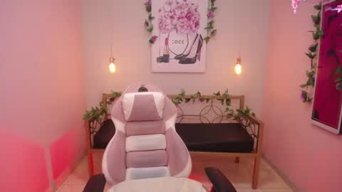 Snapshot of adri_gomez_1 chatting on July 2, 12:11 pm Adri online show from July 2, 12:11 pm