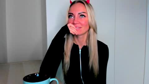 Snapshot of adriana_coy_ chatting on December 7, 1:18 pm Adriana online show from December 7, 1:18 pm