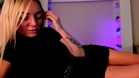 Snapshot of adriana_coy_ chatting on December 14, 10:34 am Adriana online show from December 14, 10:34 am