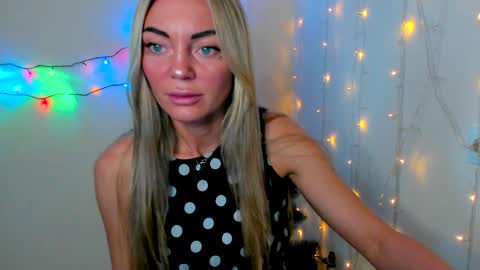 Snapshot of adriana_coy_ chatting on December 21, 9:55 am Adriana online show from December 21, 9:55 am
