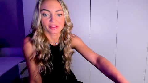 Snapshot of adriana_coy_ chatting on December 25, 4:11 pm Adriana online show from December 25, 4:11 pm