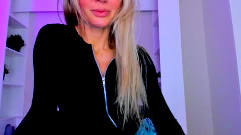 Snapshot of adriana_coy_ chatting on February 1, 9:19 pm Adriana online show from February 1, 9:19 pm