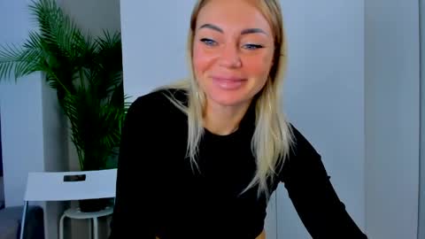 Snapshot of adriana_coy_ chatting on April 5, 6:32 am Adriana online show from April 5, 6:32 am