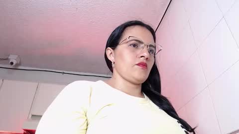 Snapshot of africa_holmes chatting on December 21, 2:41 am Africa online show from December 21, 2:41 am