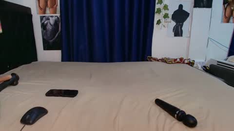 Africanpetitequeenn online show from May 8, 7:30 pm