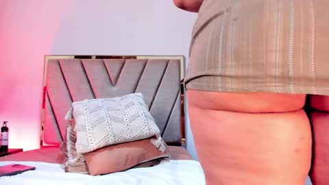 Snapshot of agathaa_white chatting on February 10, 2:37 pm Agathaa white online show from February 10, 2:37 pm