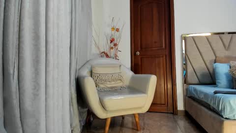 Snapshot of agathaa_white chatting on September 18, 11:45 am Agathaa white online show from September 18, 11:45 am