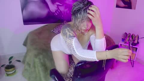 Snapshot of agnes_blackmore chatting on December 3, 4:25 am Lily online show from December 3, 4:25 am