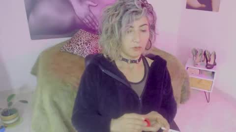 Snapshot of agnes_blackmore chatting on December 7, 10:45 am Lily online show from December 7, 10:45 am