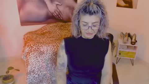 Snapshot of agnes_blackmore chatting on January 12, 3:28 am Lily online show from January 12, 3:28 am