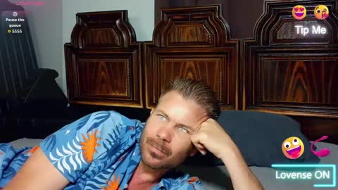 Blue Eyed Handsome Man online show from April 18, 9:04 pm