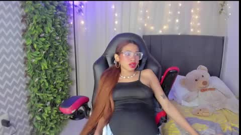 Snapshot of aida_princess chatting on March 6, 7:47 am Aida online show from March 6, 7:47 am