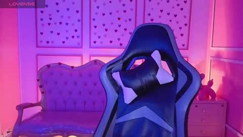 Snapshot of ailen_t_ chatting on October 4, 2:53 am ailen online show from October 4, 2:53 am