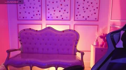 Snapshot of ailen_t_ chatting on October 7, 2:20 am ailen online show from October 7, 2:20 am