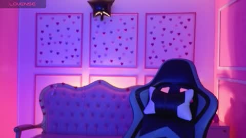 Snapshot of ailen_t_ chatting on October 18, 2:47 am ailen online show from October 18, 2:47 am