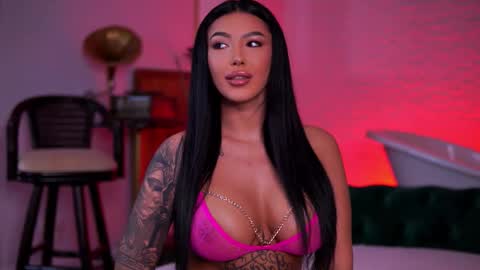 Snapshot of aishaadevoe chatting on November 25, 7:25 pm Maddy online show from November 25, 7:25 pm