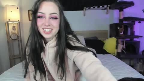 Snapshot of aivie chatting on November 16, 7:14 am Aivie Pink online show from November 16, 7:14 am