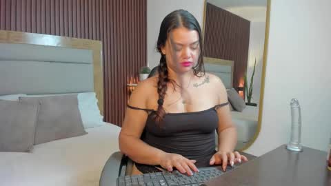 Snapshot of aixa_bridge chatting on March 11, 2:06 am A I X A online show from March 11, 2:06 am