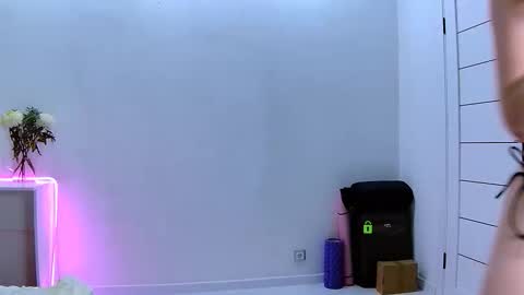 Snapshot of akerya chatting on February 27, 12:54 am Hi Im Oli online show from February 27, 12:54 am